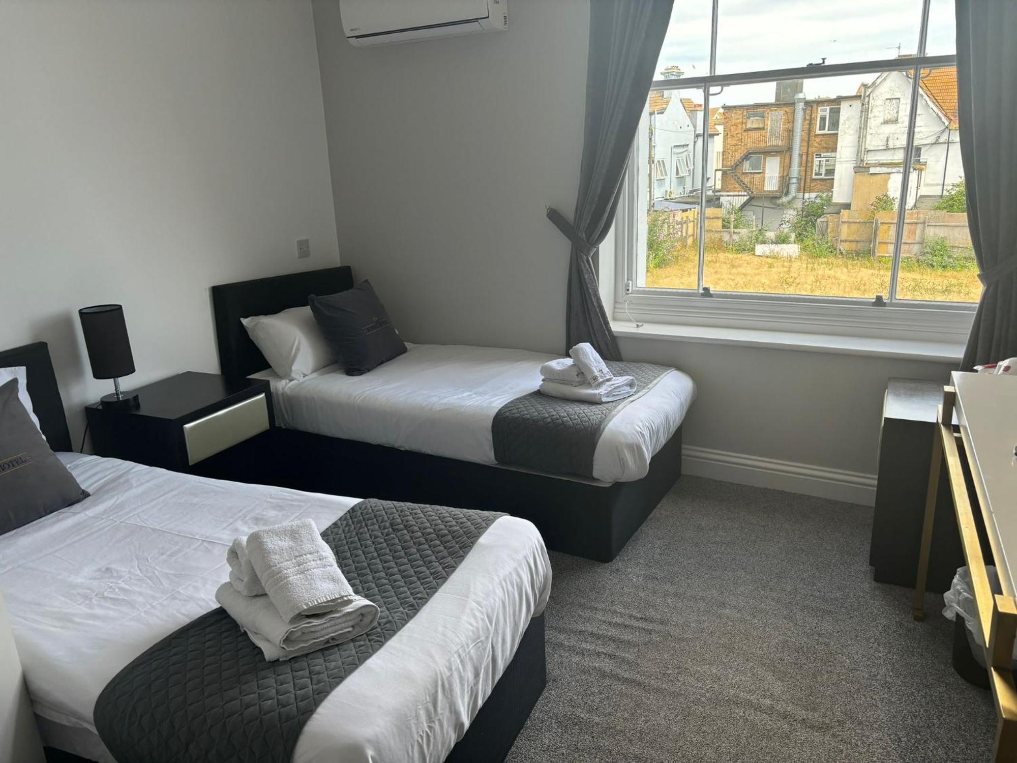 The Royal Hotel - Clacton On Sea ภายนอก รูปภาพ